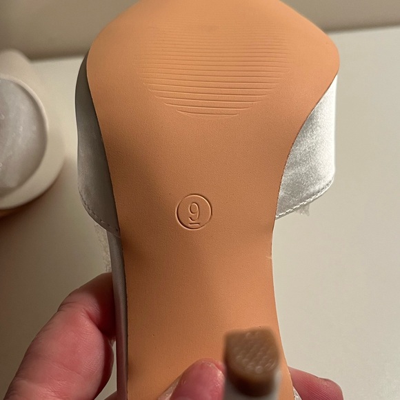 NIB NEWBELLA White Satin Pointed Toe Stiletto Heels w/ Bow Size 9 - Picture 7 of 9